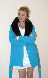 Стильное кашемировое пальто из новой коллекции небесно голубого цвета